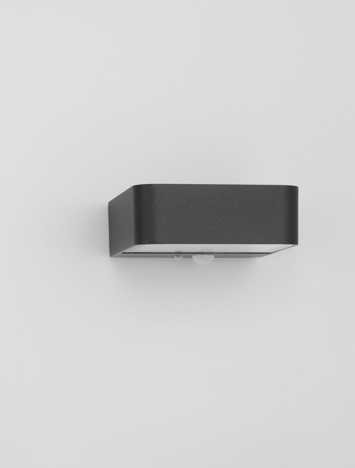 Détail du détecteur de mouvement intégré sous le boîtier anthracite