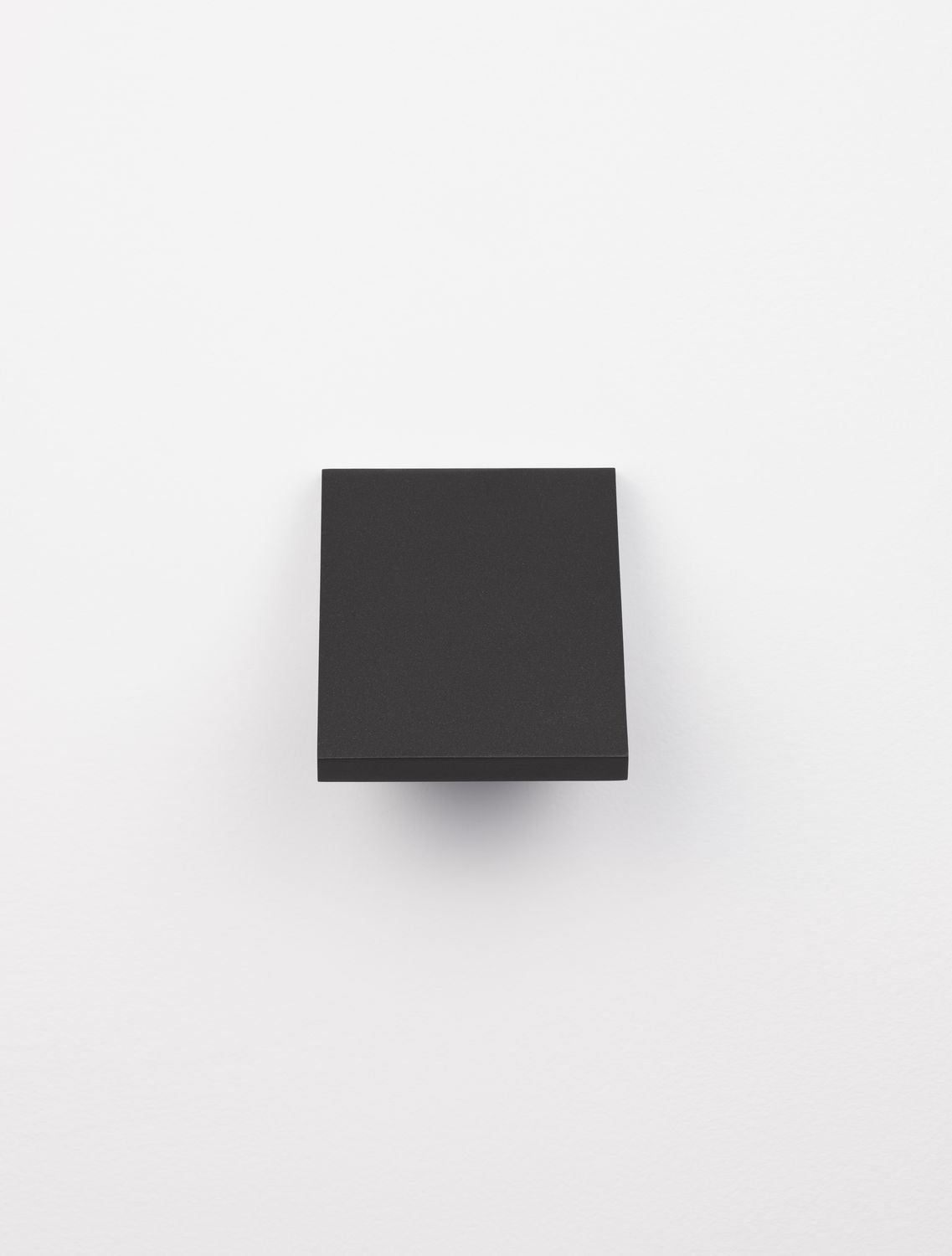 Produit de face sur fond blanc, bloc carré anthracite éteint.