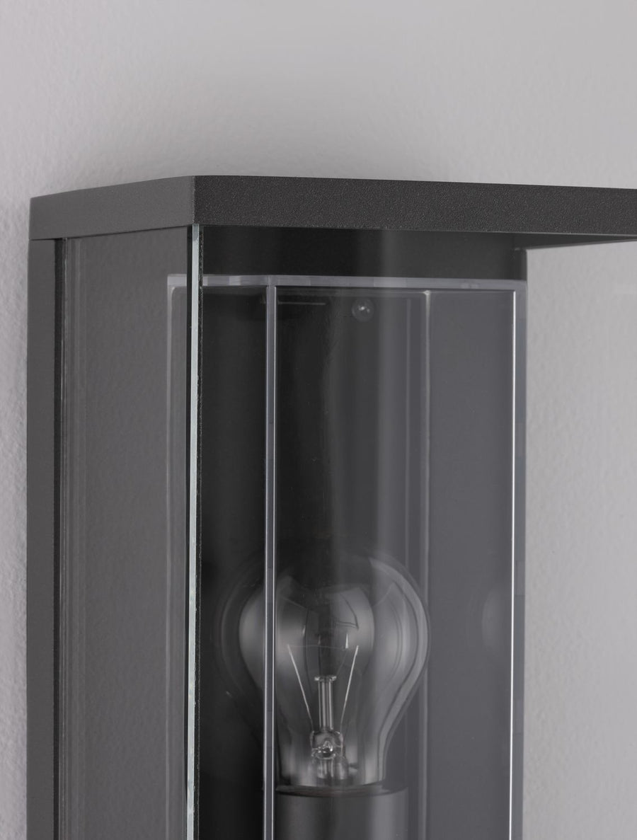 Détail du coin supérieur montrant la finition anthracite grainée et le verre