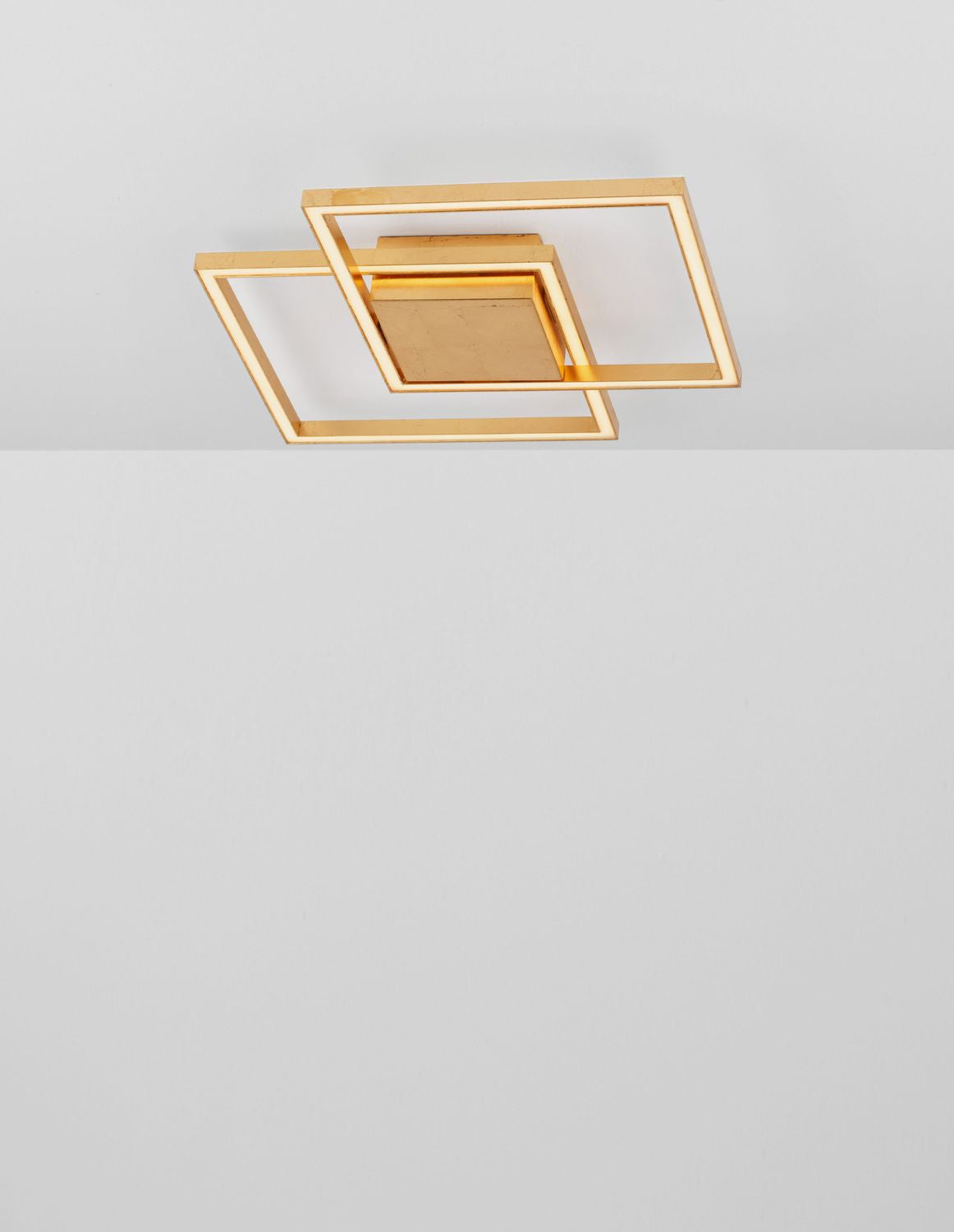 Plafonnier doré à deux cadres carrés superposés, vue de face sous plafond blanc