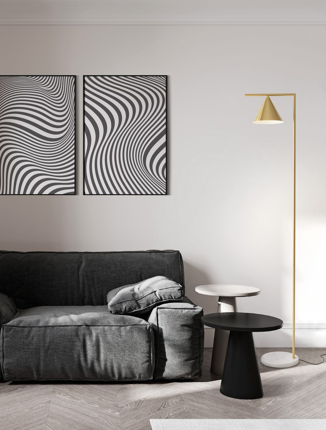 Mise en ambiance salon moderne avec lampadaire doré près d'un canapé gris
