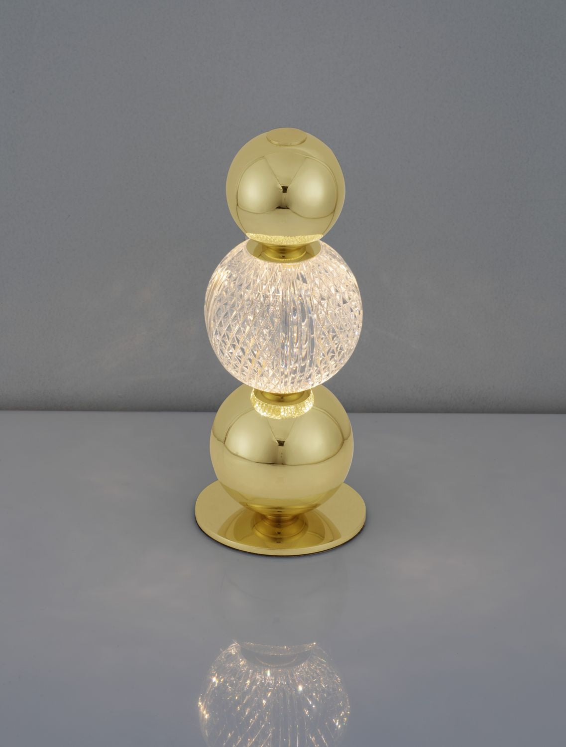 Gros plan de la lampe illuminée, détail du verre diamanté et de la lumière chaude