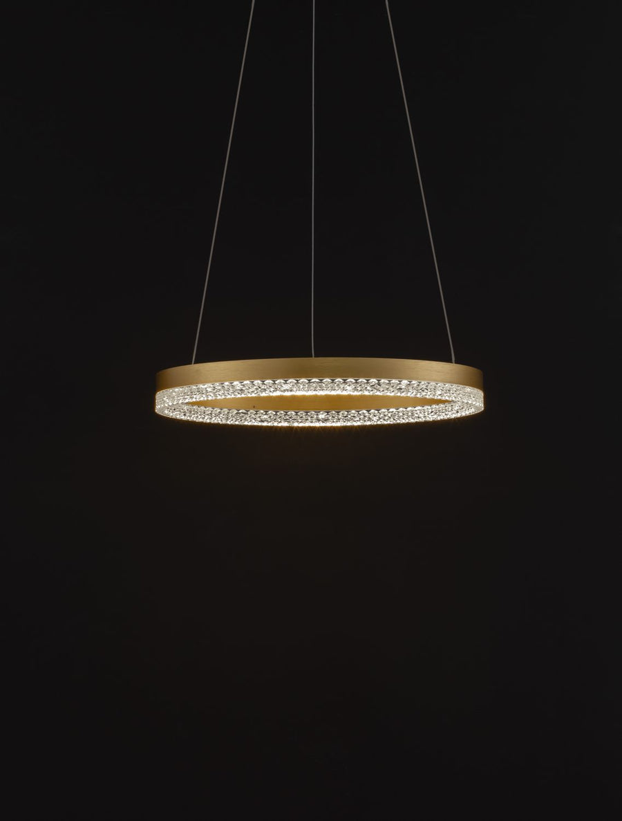 Vue de produit de la suspension anneau doré allumée sur fond noir uni
