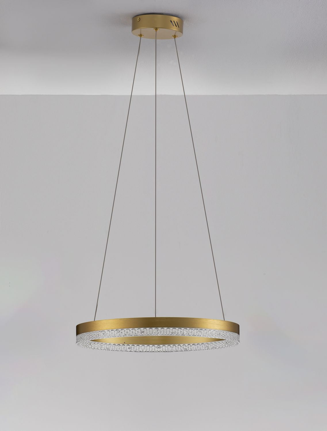 Mise en ambiance sous un plafond blanc dans une pièce lumineuse