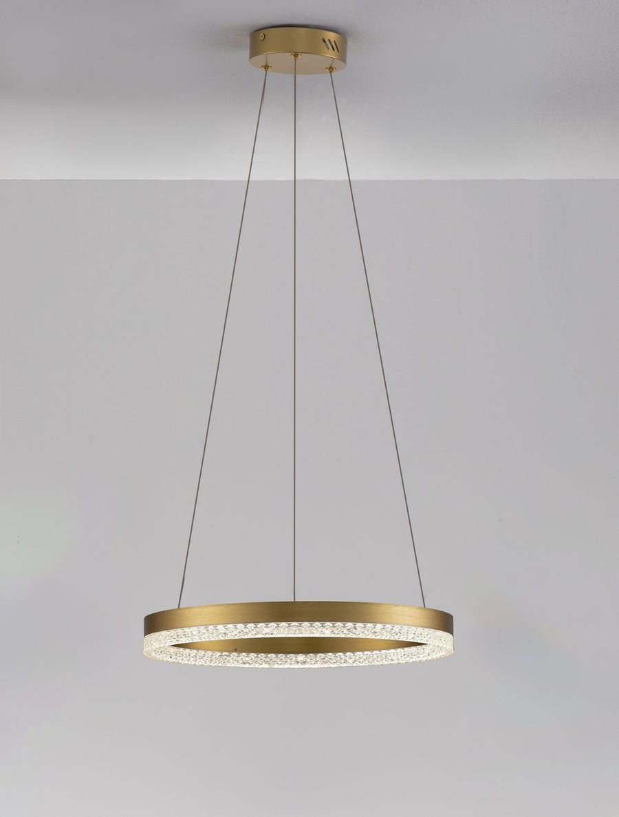 Détail rapproché du bandeau lumineux et de la finition laiton brossé