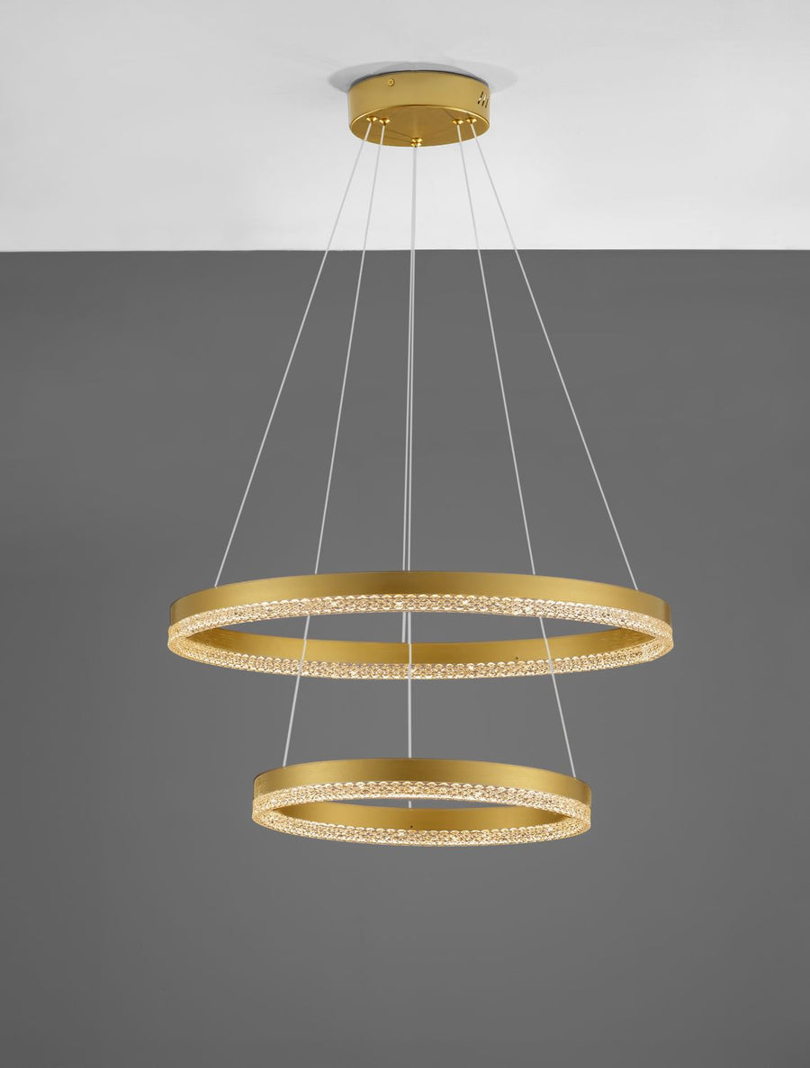 Même suspension allumée, diffuseurs scintillants émettant une lumière chaude dorée