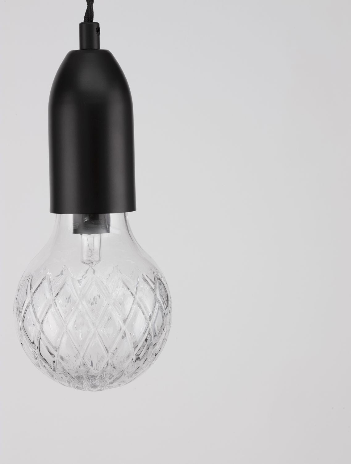 Gros plan sur la douille noire mate et la partie supérieure du verre