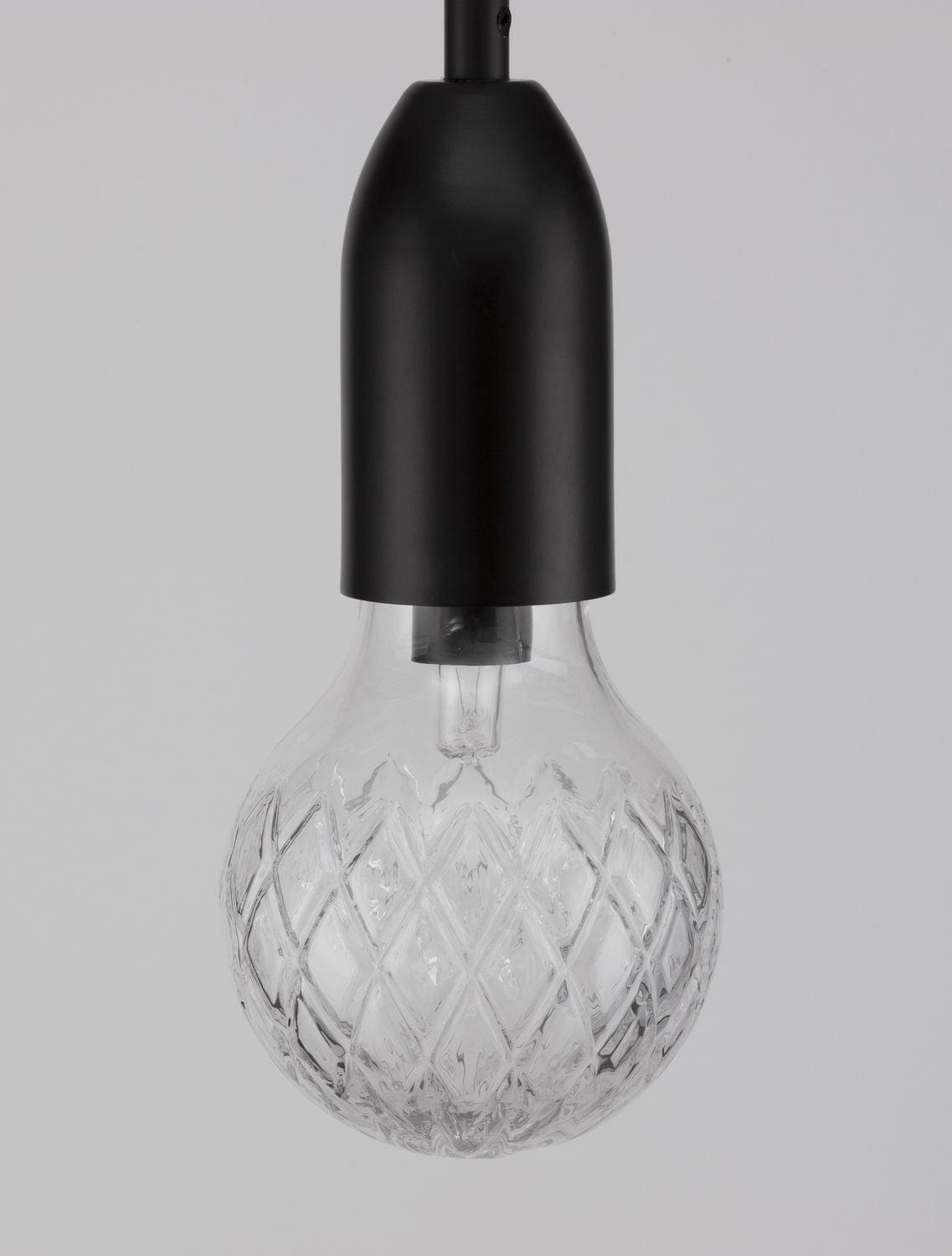 Détail rapproché du globe en verre à motif losangé, éteint
