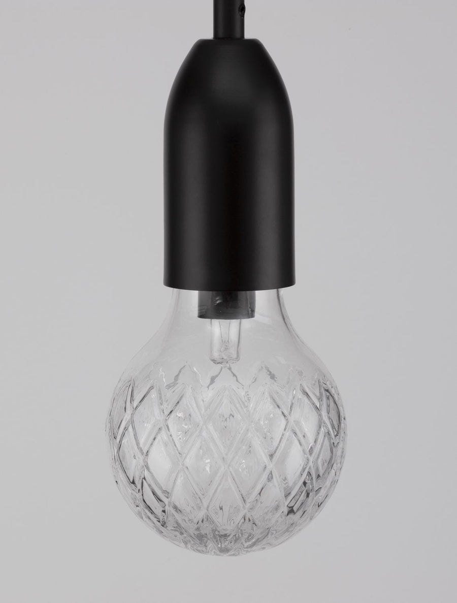 Détail rapproché du globe en verre à motif losangé, éteint