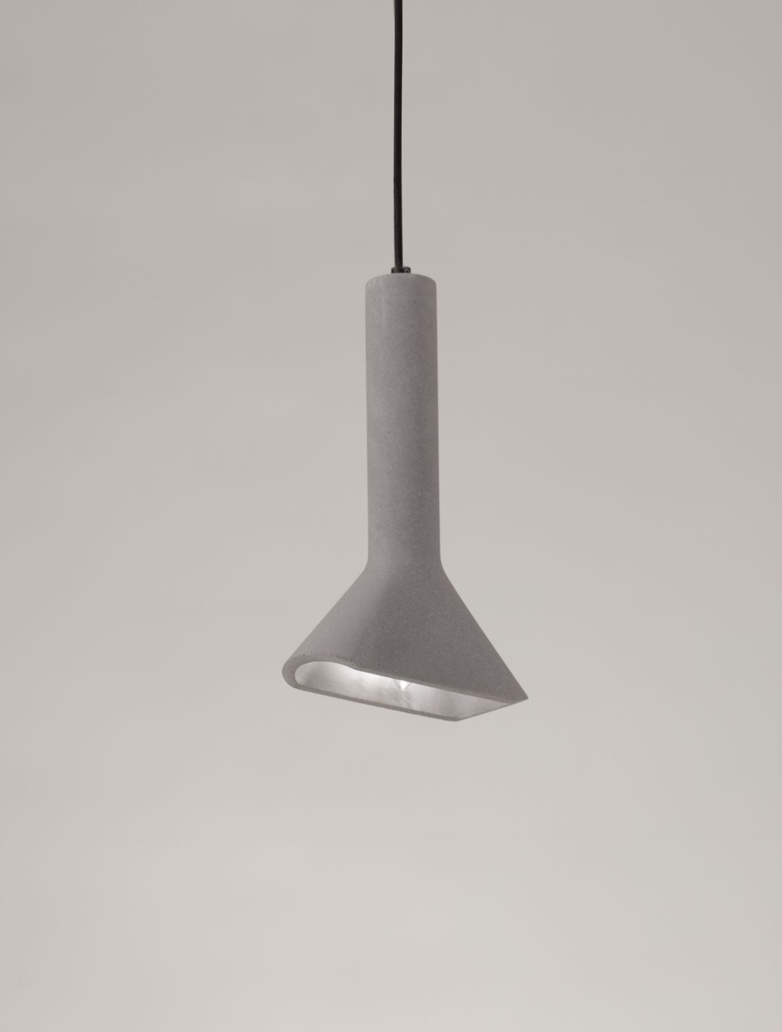 Vue de trois quarts du luminaire allumé, intérieur blanc reflétant la lumière
