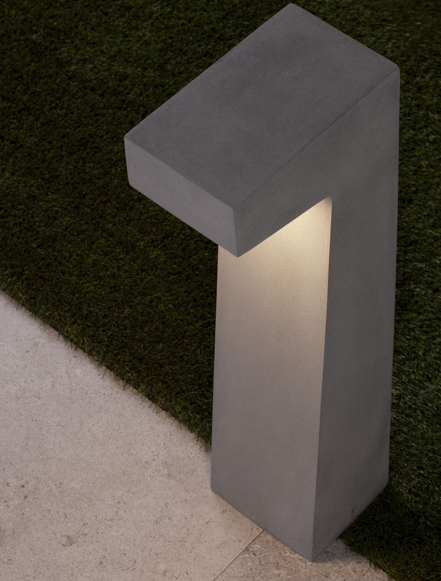 Détail rapproché de la tête de la borne et de la fente lumineuse orientée vers le bas