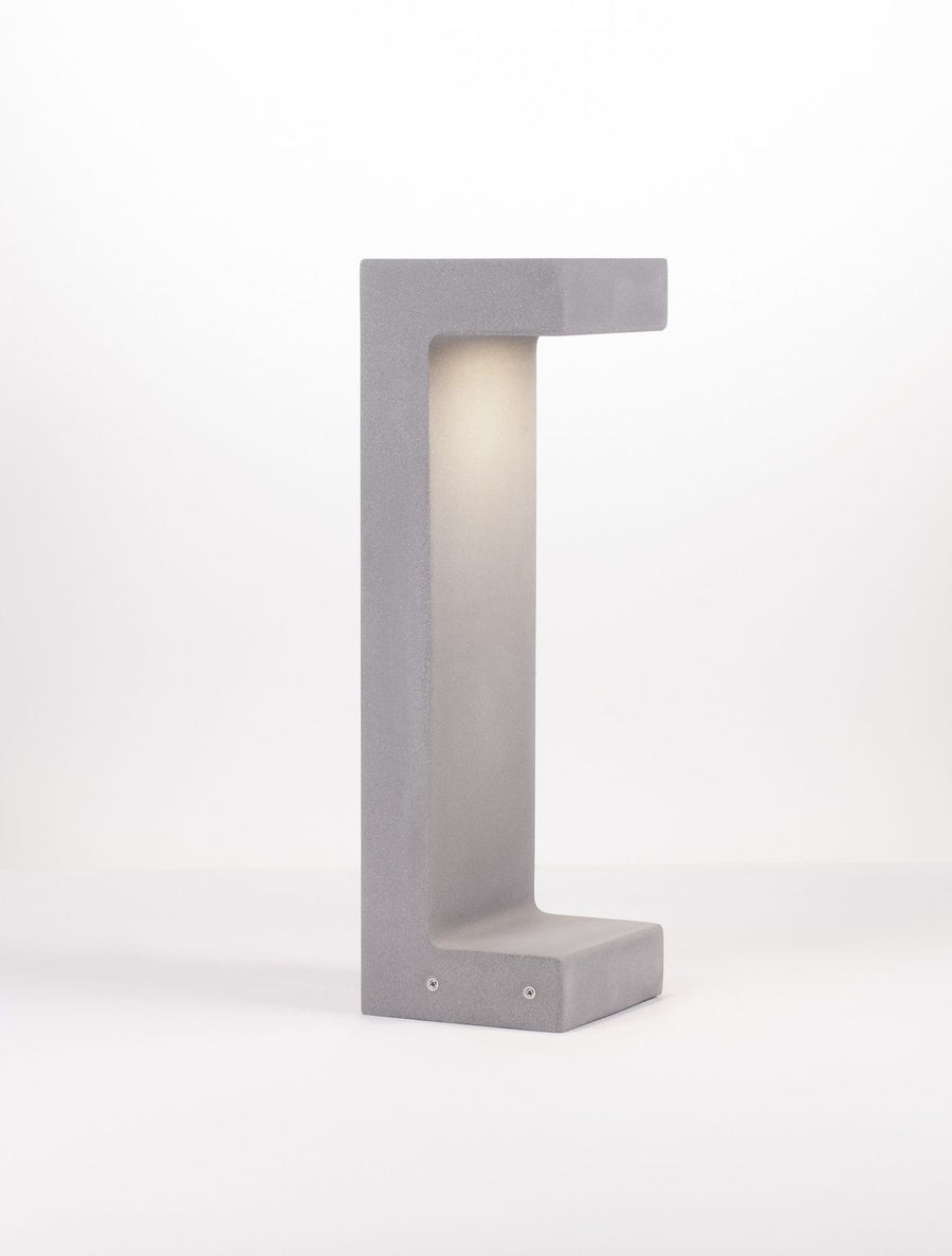 Vue de profil sur fond blanc avec la lumière allumée dans la partie évidée.