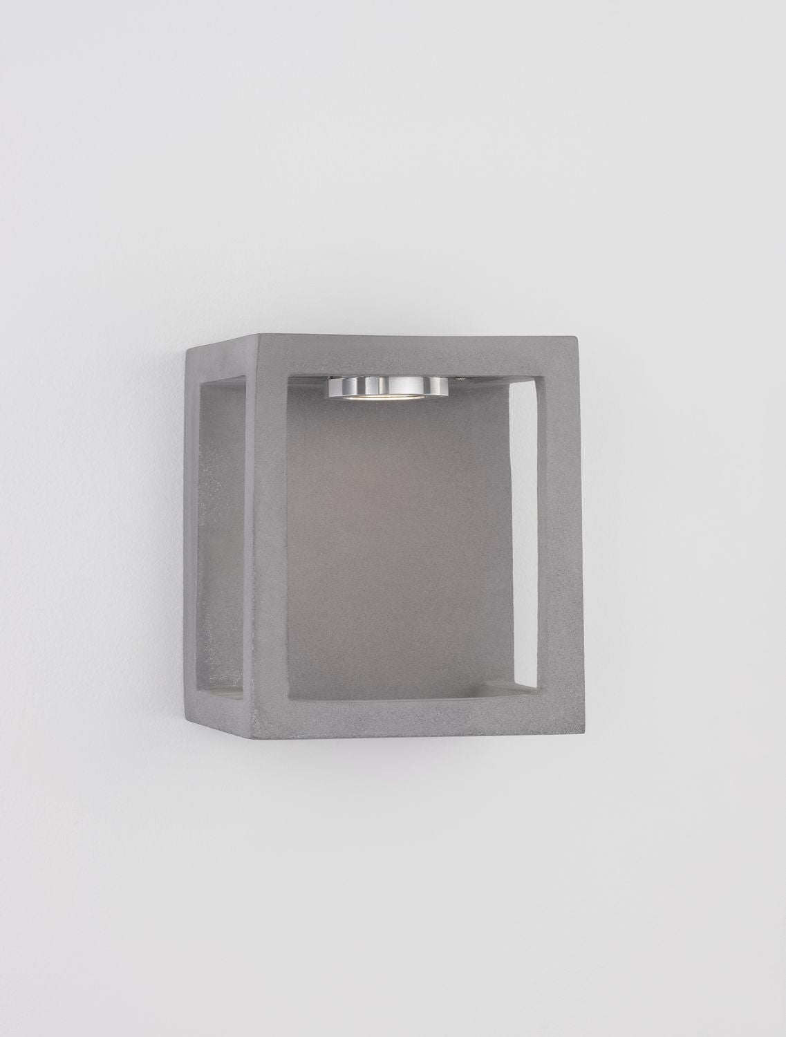 Autre vue frontale de l'applique grise avec cadre carré et verre, fond neutre.