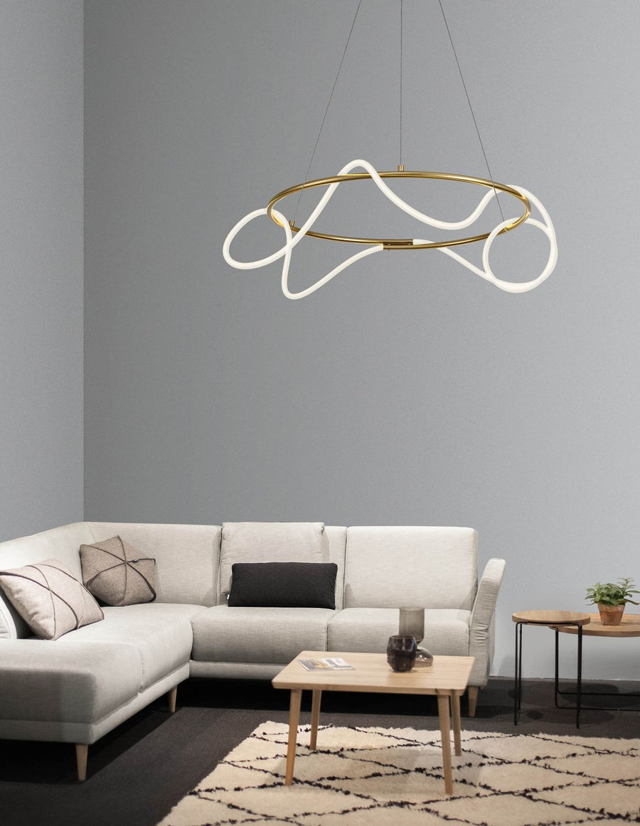 Suspension dorée allumée au-dessus d'un canapé d'angle dans un salon gris clair
