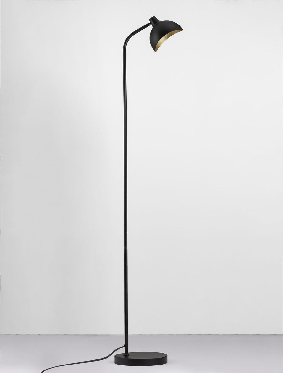 Lampadaire noir entier avec cordon d'alimentation apparent sur le sol.