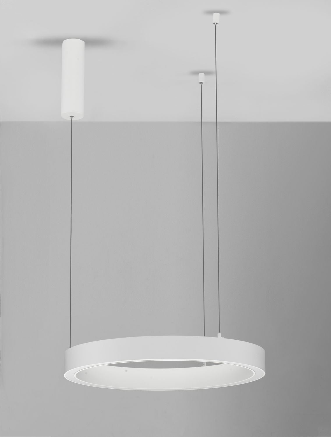 Silhouette du cercle blanc vue de profil, câbles et rosace cylindrique