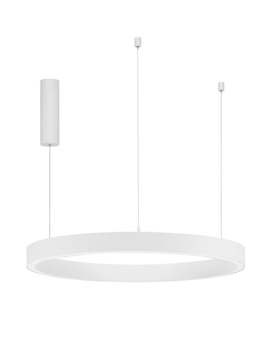 Produit de face sur fond blanc, anneau lumineux et câbles de suspension verticaux