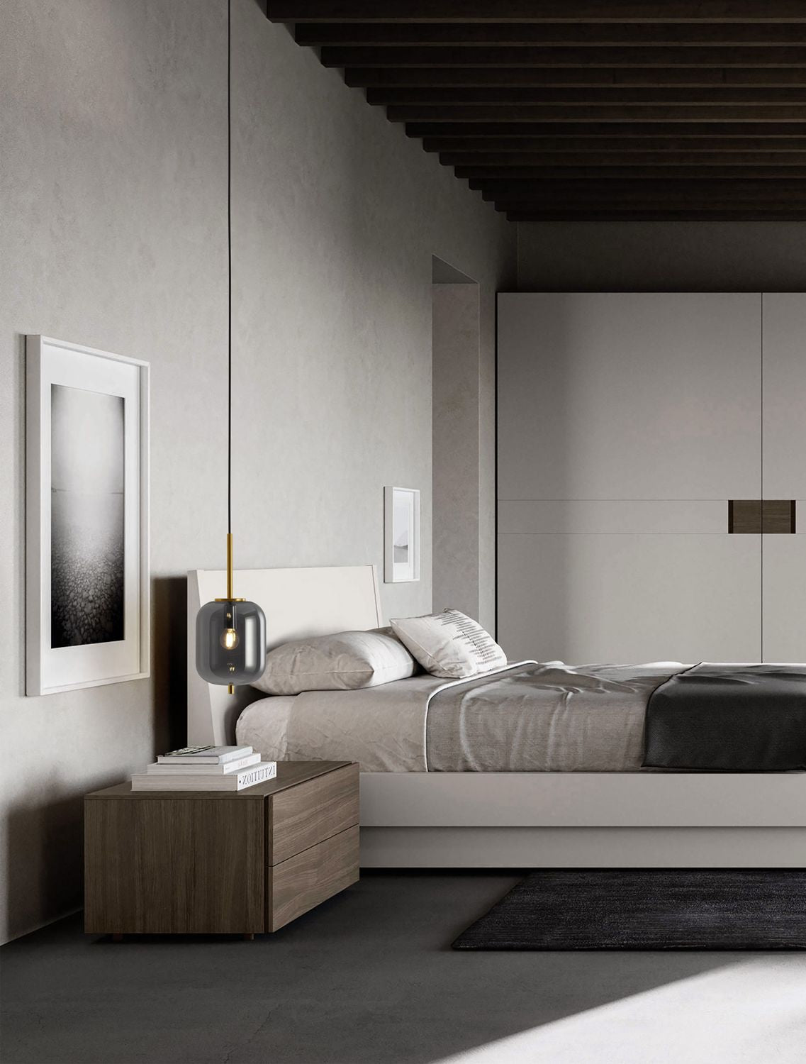 Suspension dorée allumée au-dessus d'une table de nuit dans une chambre épurée