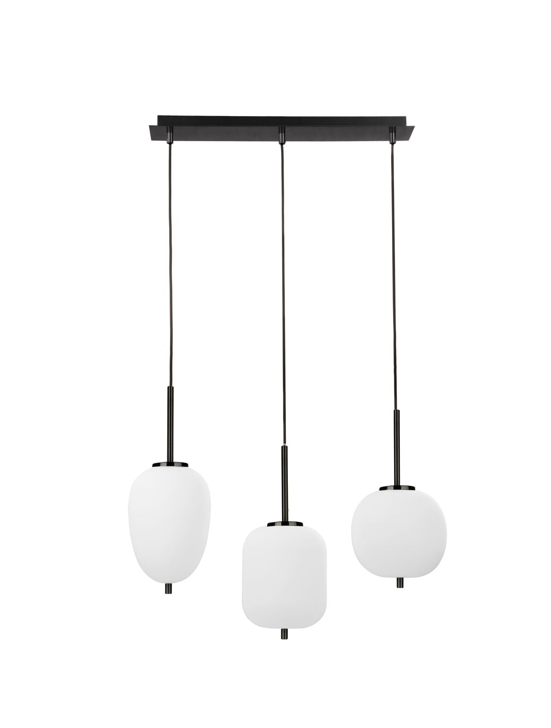 Vue de face du luminaire suspendu noir et de ses trois diffuseurs en verre opalin blanc.