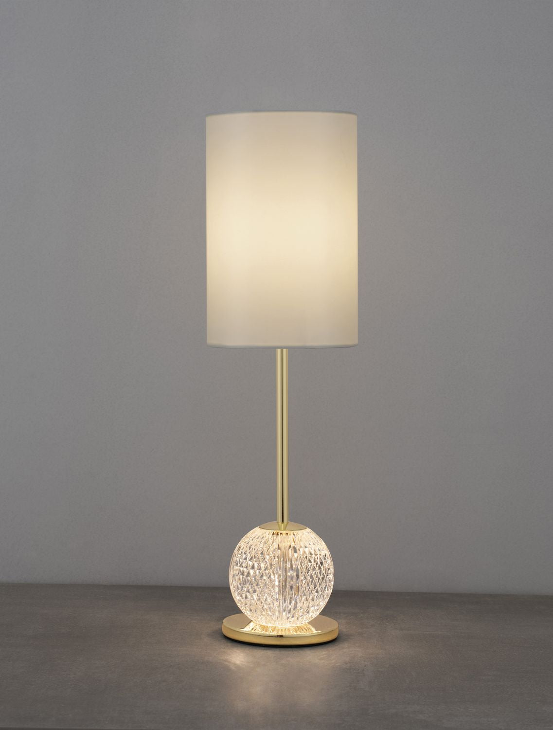 Mise en ambiance sur fond gris foncé, lumière chaude révélant la texture du verre
