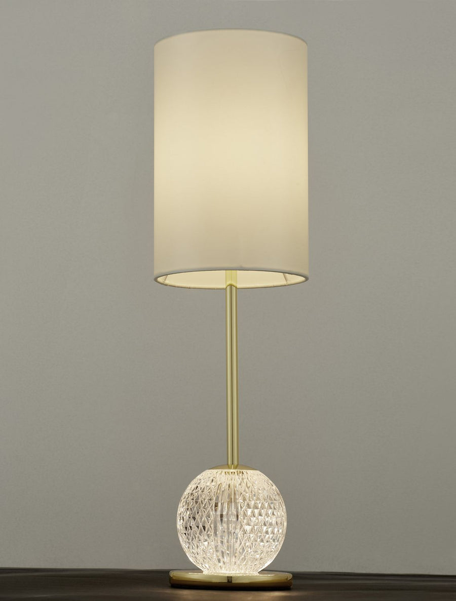 Détail du globe de verre taillé illuminé de l'intérieur, monture laiton doré