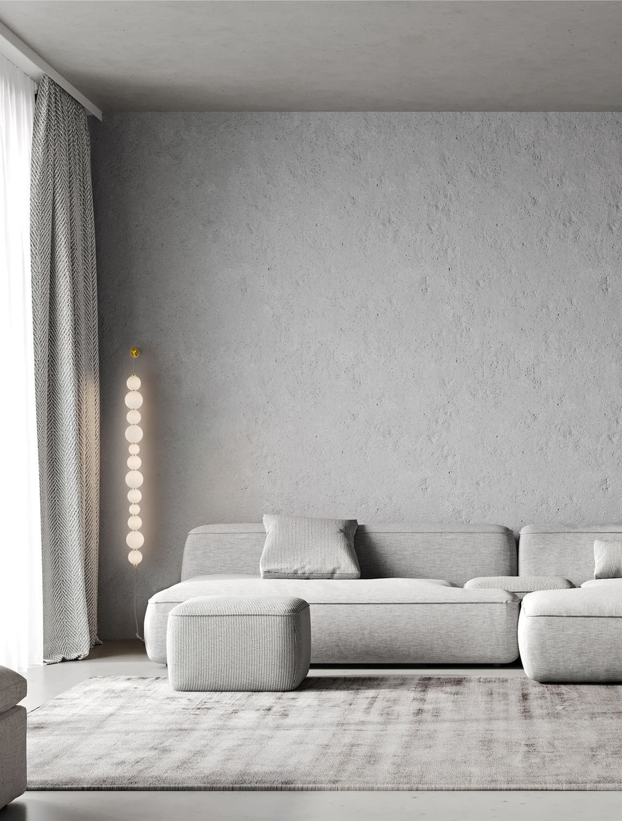 Applique murale verticale à globes de verre lumineux dans un salon gris minimaliste
