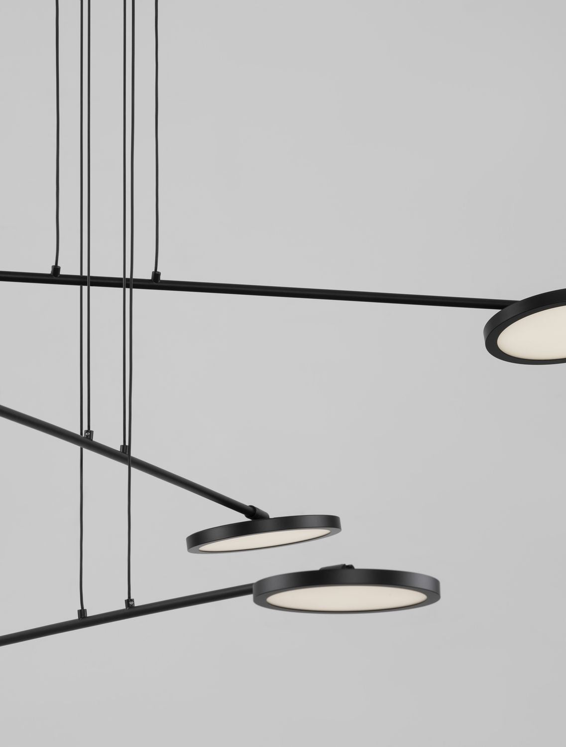 Gros plan sur les cercles lumineux et leurs fixations sur les tiges