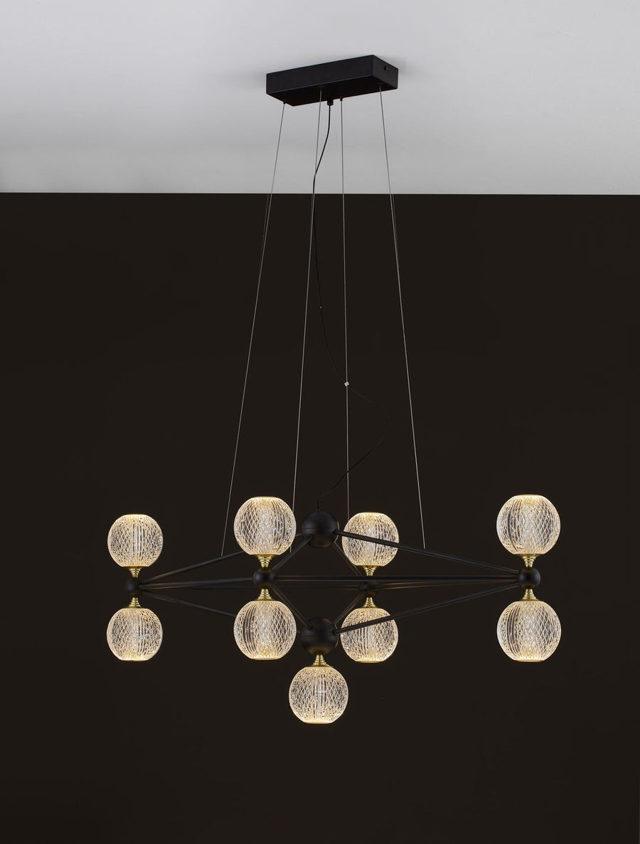 Cinq globes dorés par la lumière, armature géométrique noire sur fond sombre