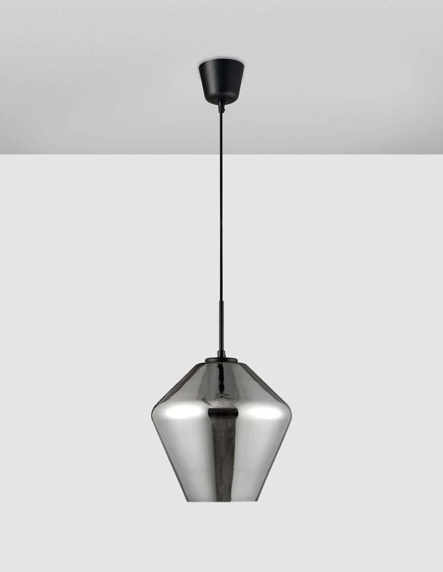 Vue en situation de la lampe suspendue éclairée sous un plafond gris clair