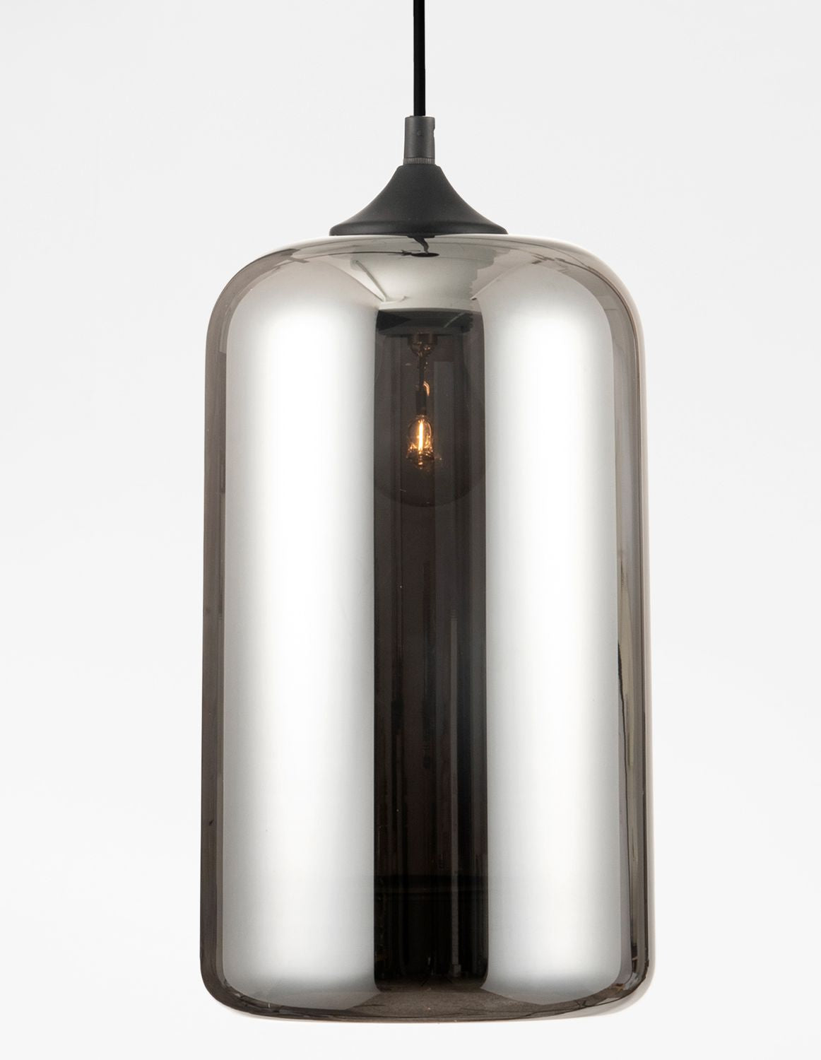 Gros plan sur le verre bombé et la douille noire surmontant la suspension