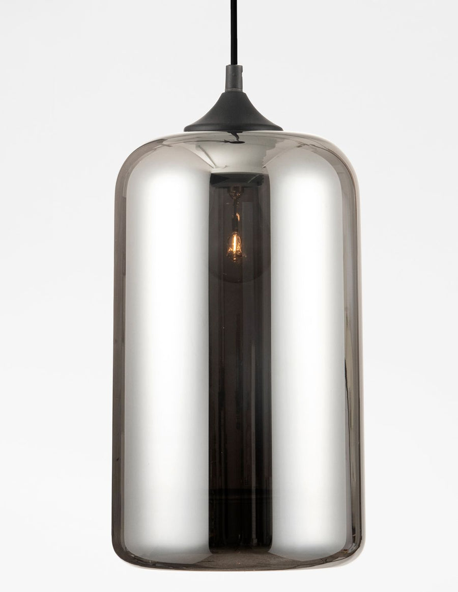 Gros plan sur le verre bombé et la douille noire surmontant la suspension