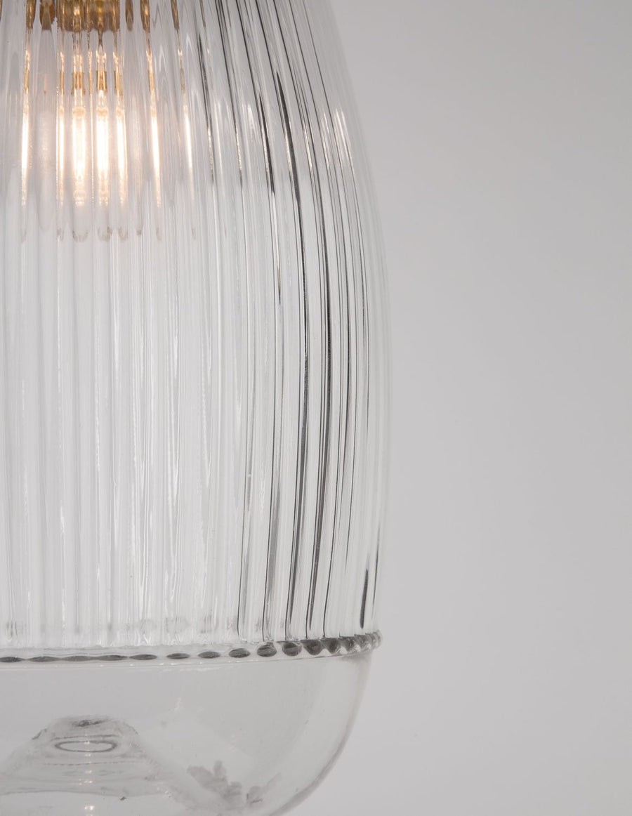 Détail rapproché des cannelures du verre et de la bordure inférieure de l'abat-jour