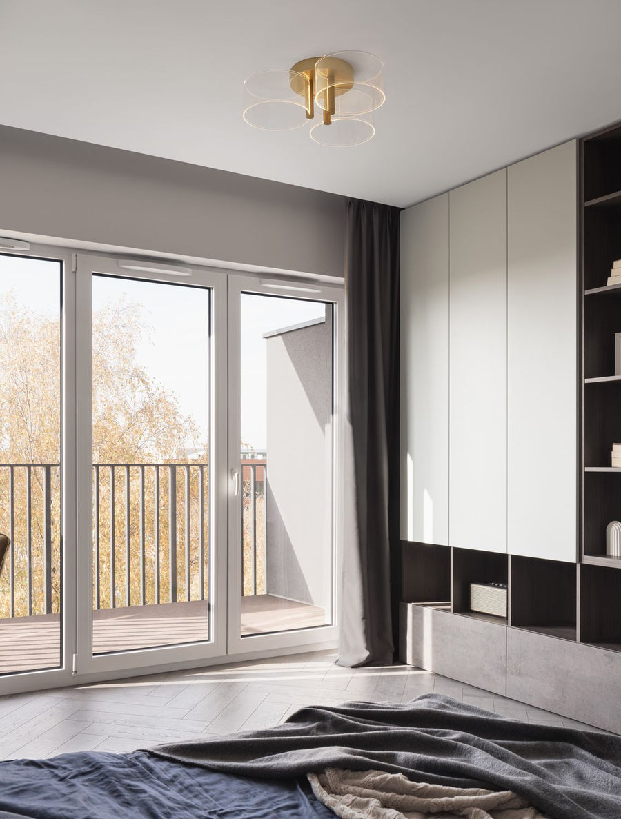 Luminaire doré fixé au plafond dans une chambre lumineuse avec vue sur balcon