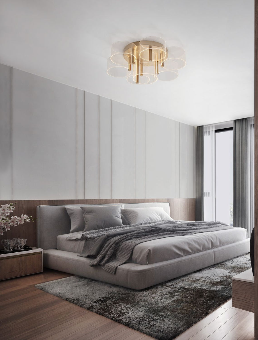 Plafonnier en laiton allumé au plafond d'une chambre contemporaine