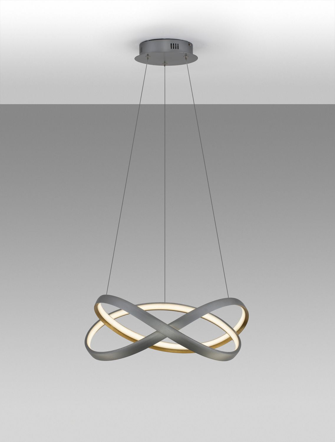 Suspension allumée diffusant une lumière chaude entre les anneaux