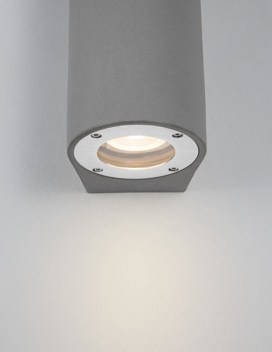 Détail rapproché de la platine inférieure en métal et de la lentille LED.