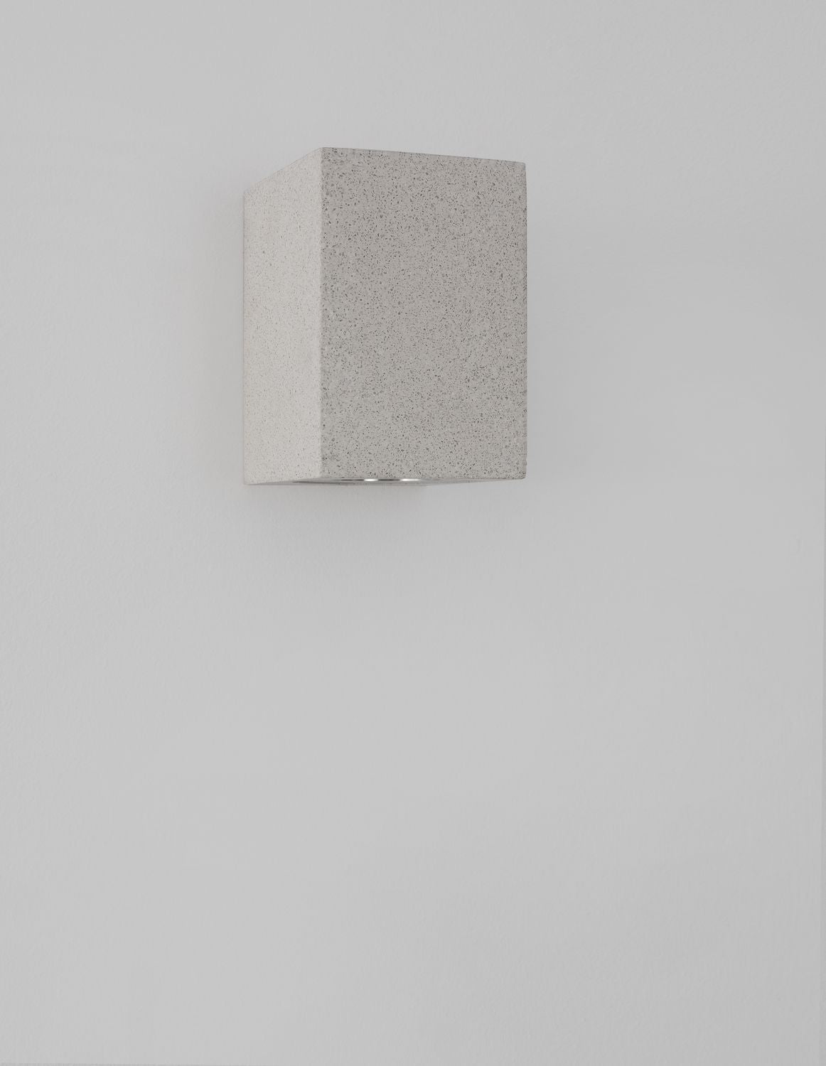 Face avant carrée de l'applique blanche éteinte, fixée sur un mur gris