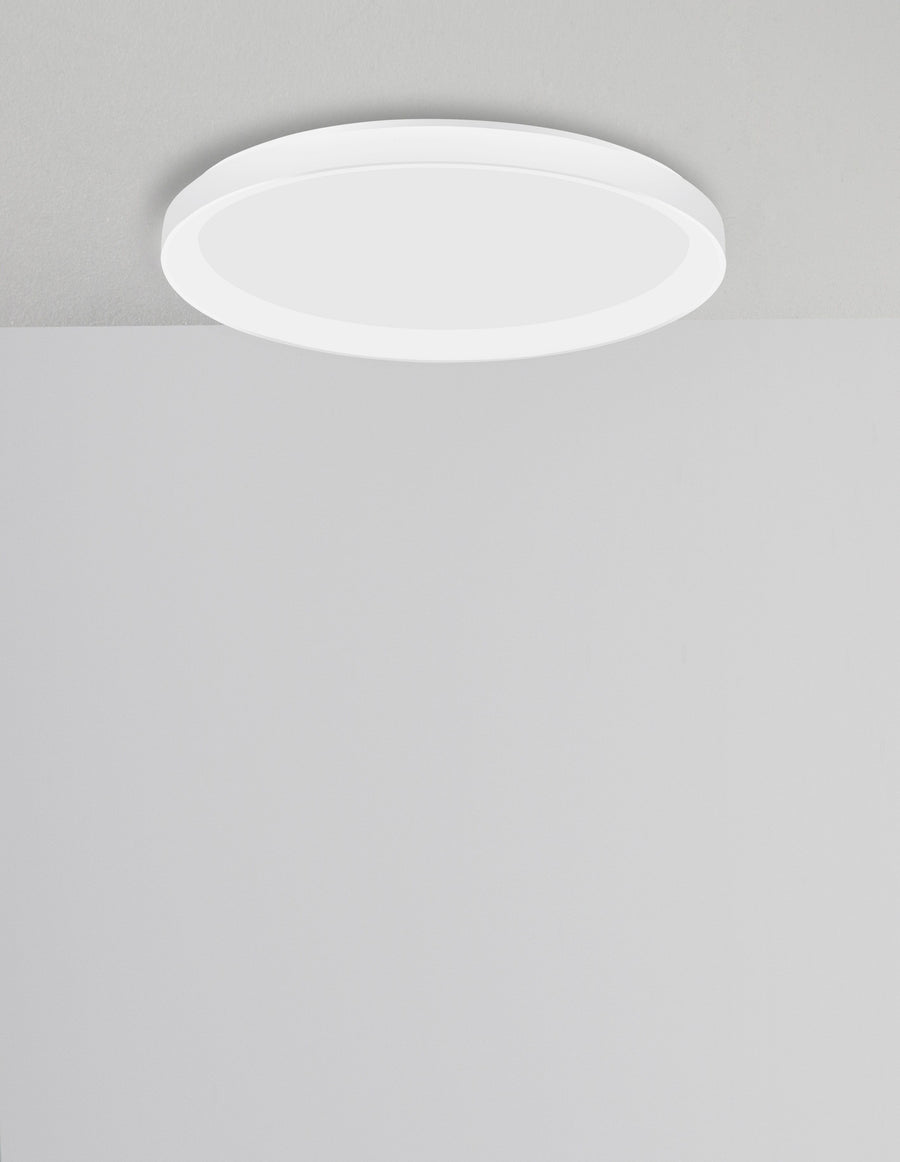 Second angle du plafonnier blanc au plafond, lumière allumée