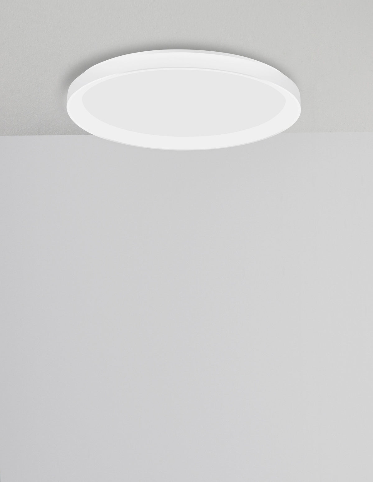 Second angle du plafonnier blanc au plafond, lumière allumée