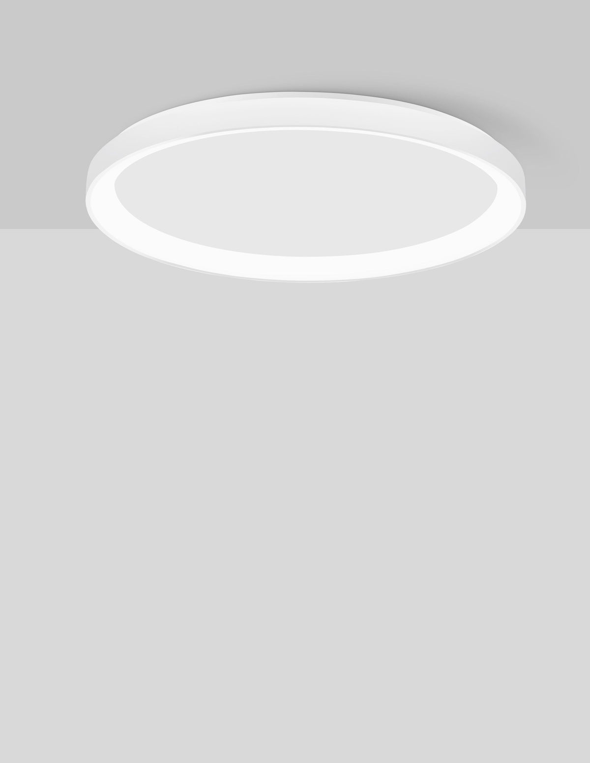 Plafonnier rond blanc fixé au plafond gris, vue plongeante de trois quarts