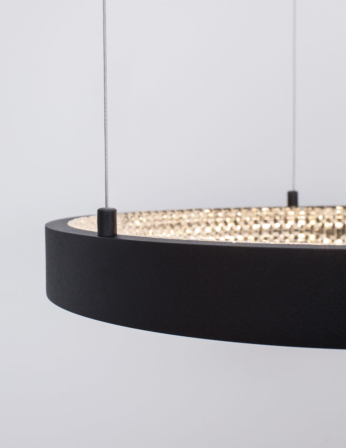 Détail de l'anneau noir et du câble de suspension, finition mate