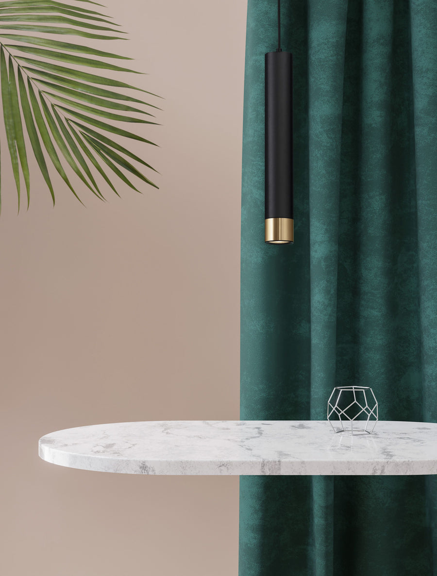 Suspension noire et dorée en situation, devant un rideau vert en velours