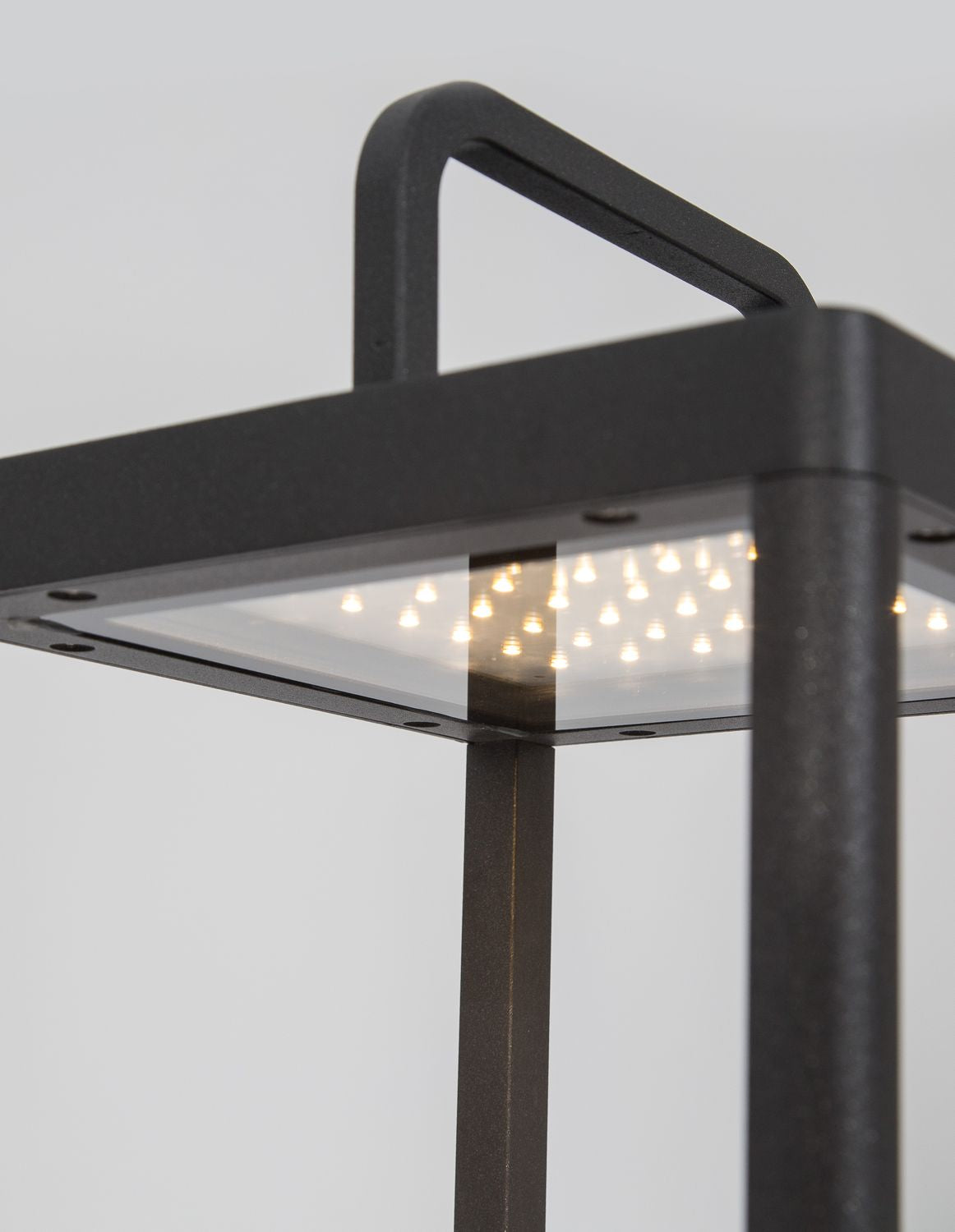 Détail du module LED logé sous la vitre supérieure, points lumineux chauds