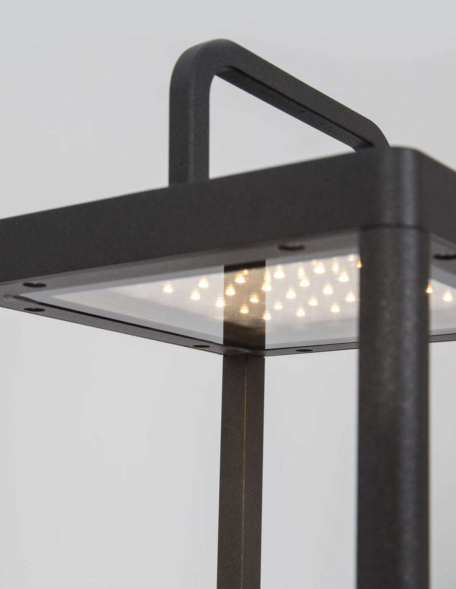 Détail du module LED logé sous la vitre supérieure, points lumineux chauds
