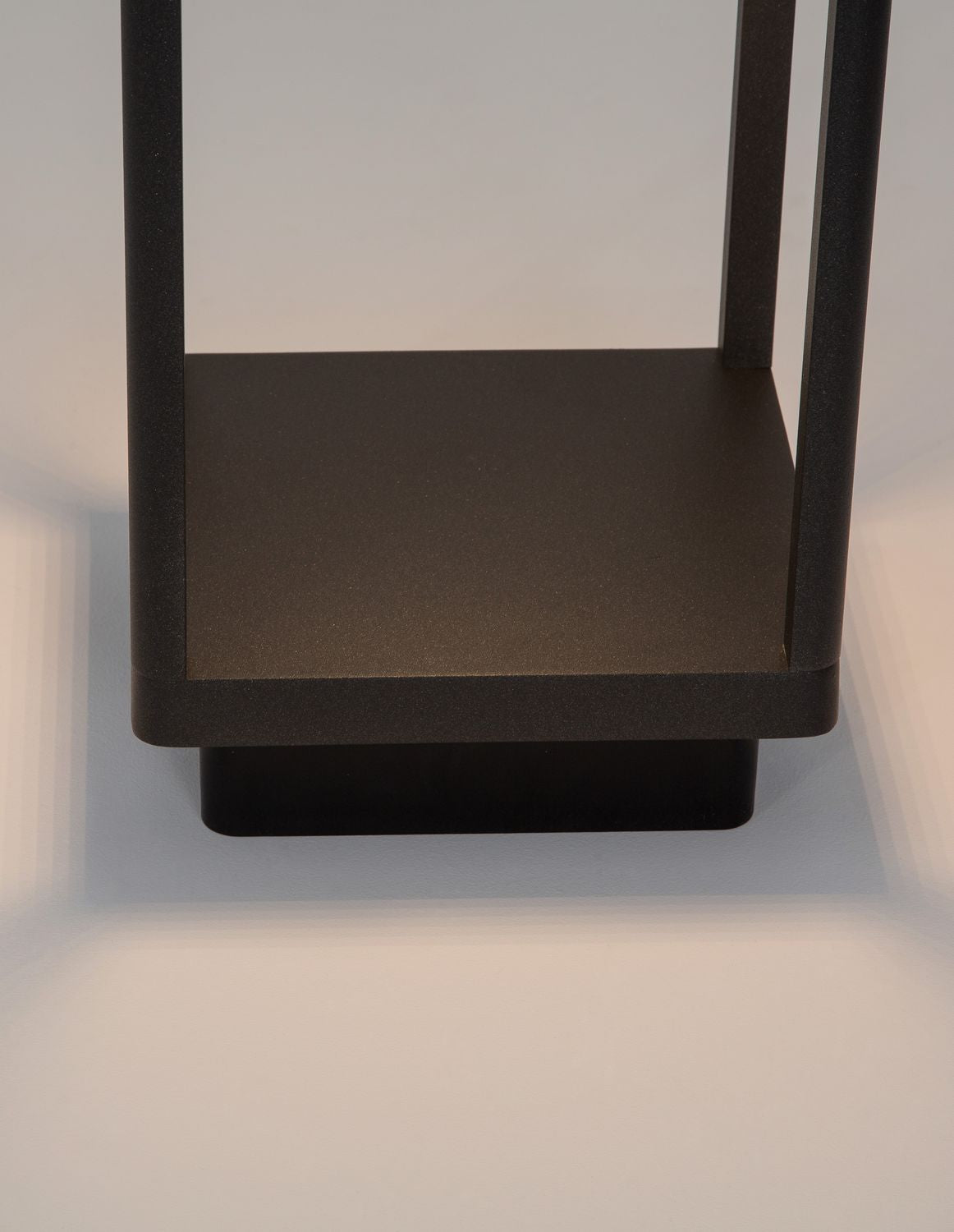 Détail du socle et de la base de pose au sol de la borne