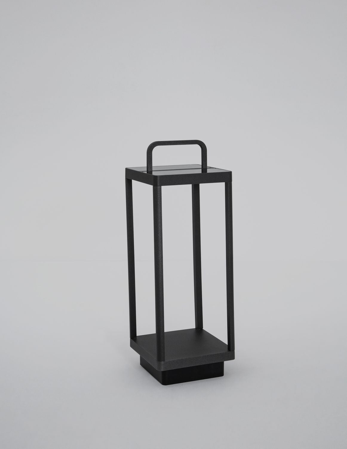Borne extérieure noire présentée de trois quarts sur fond neutre, cadre ouvert et base stable.