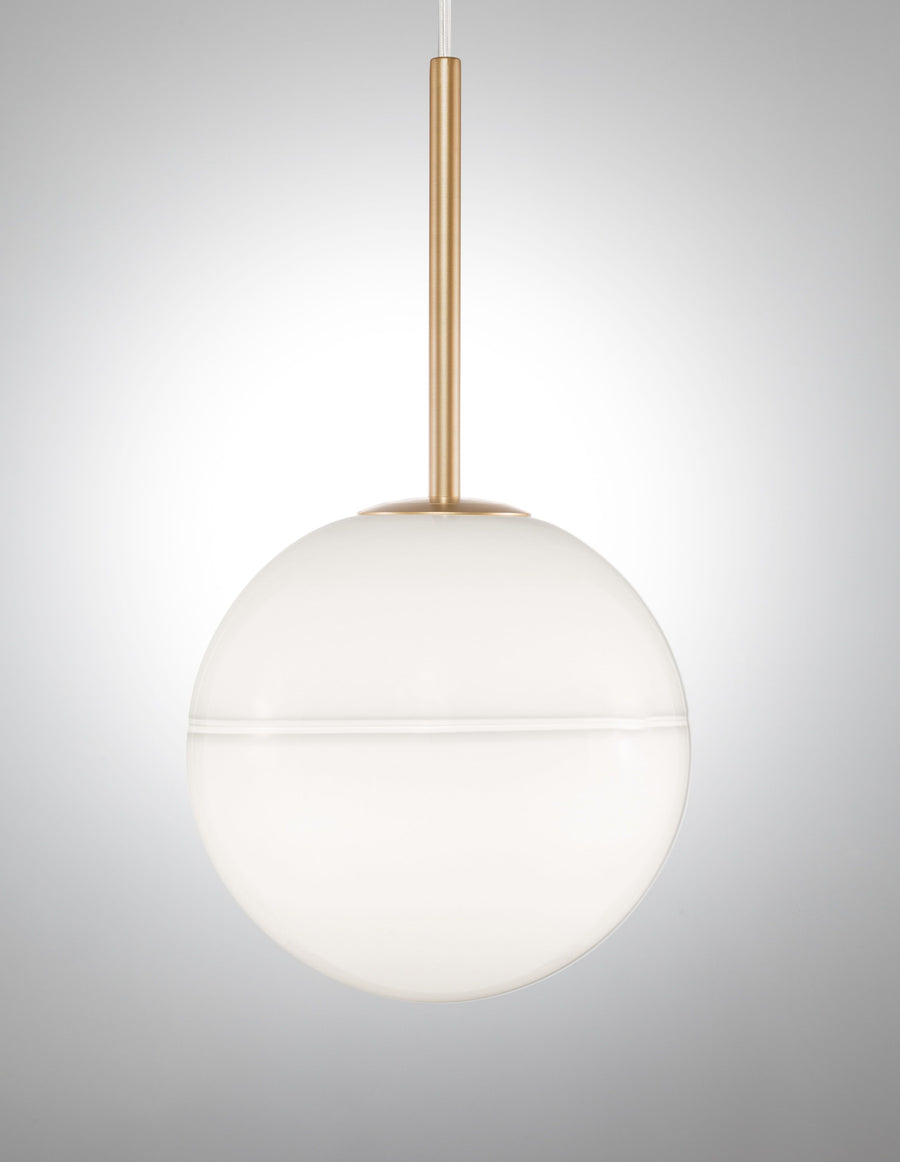 Luminaire suspendu présenté de face sur fond gris dégradé