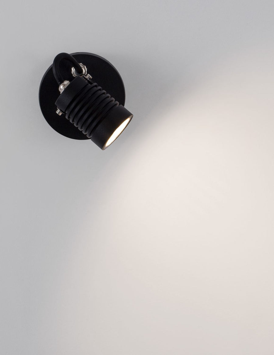 Vue rapprochée de la tête orientable allumée projetant un halo lumineux