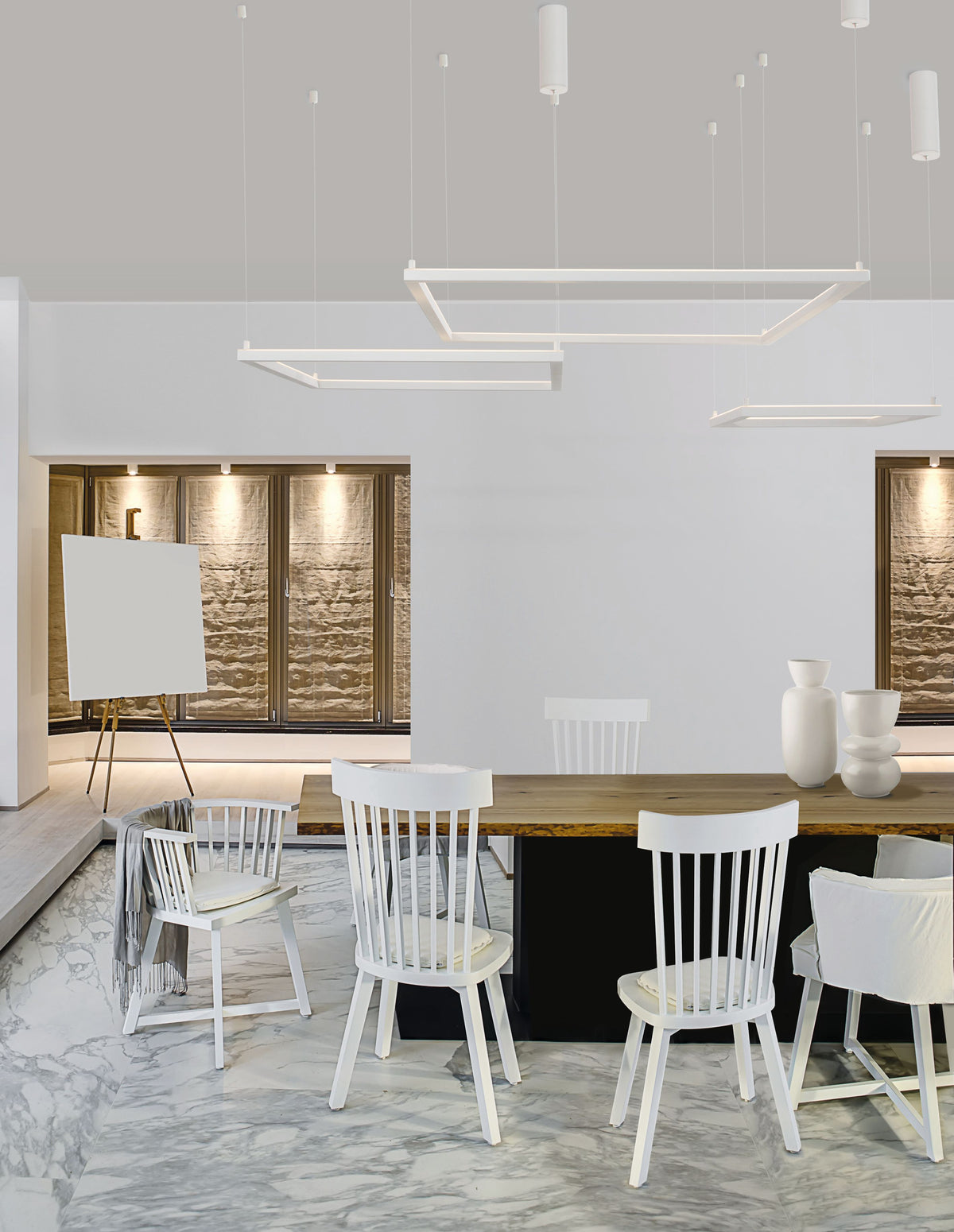 Mise en ambiance d'une salle à manger avec plusieurs suspensions blanches au-dessus d'une table en bois