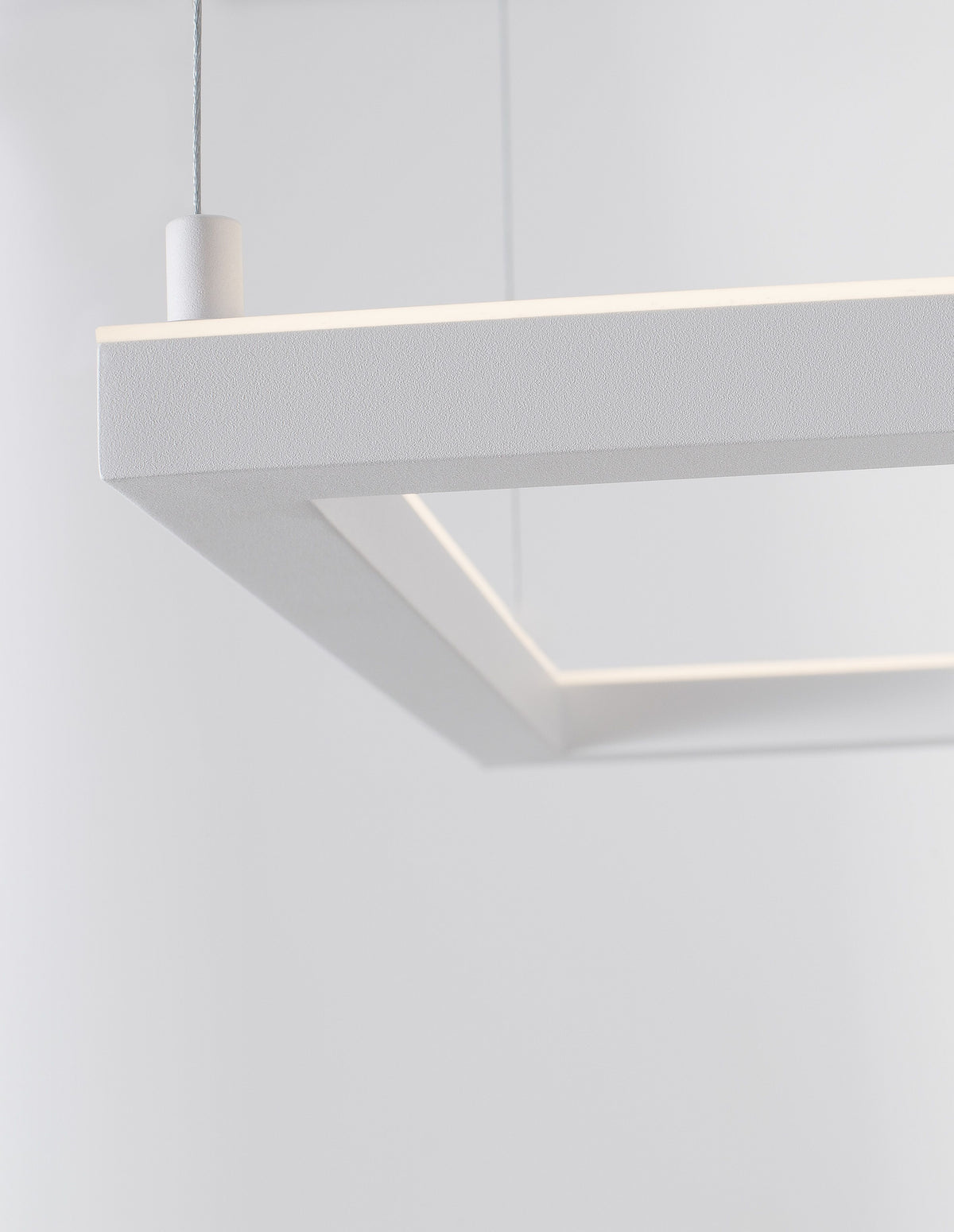 Détail rapproché du profil carré et de la lumière chaude diffusée dessous